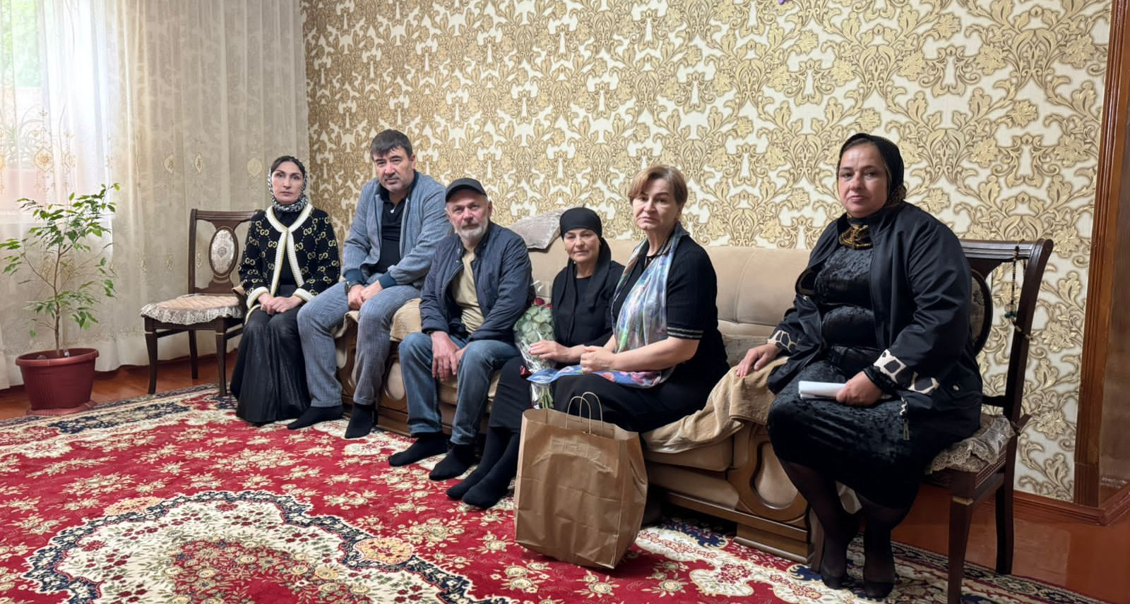 Представители социальной службы Минтруда РД в Южно-Сухокумске в Международный день семьи посетили родных военнослужащих